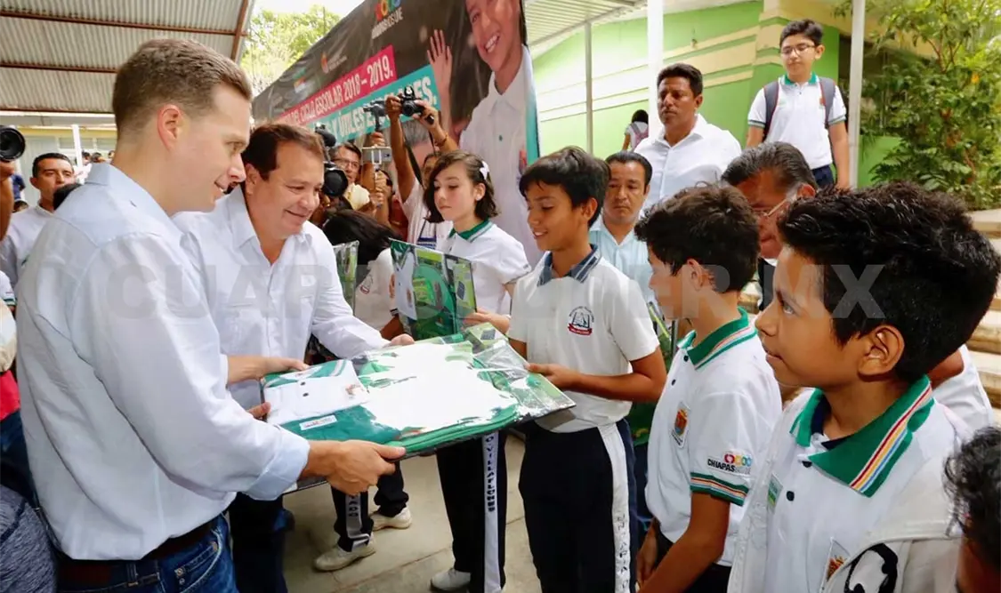 Beneficia Velasco a estudiantes de la Frailesca