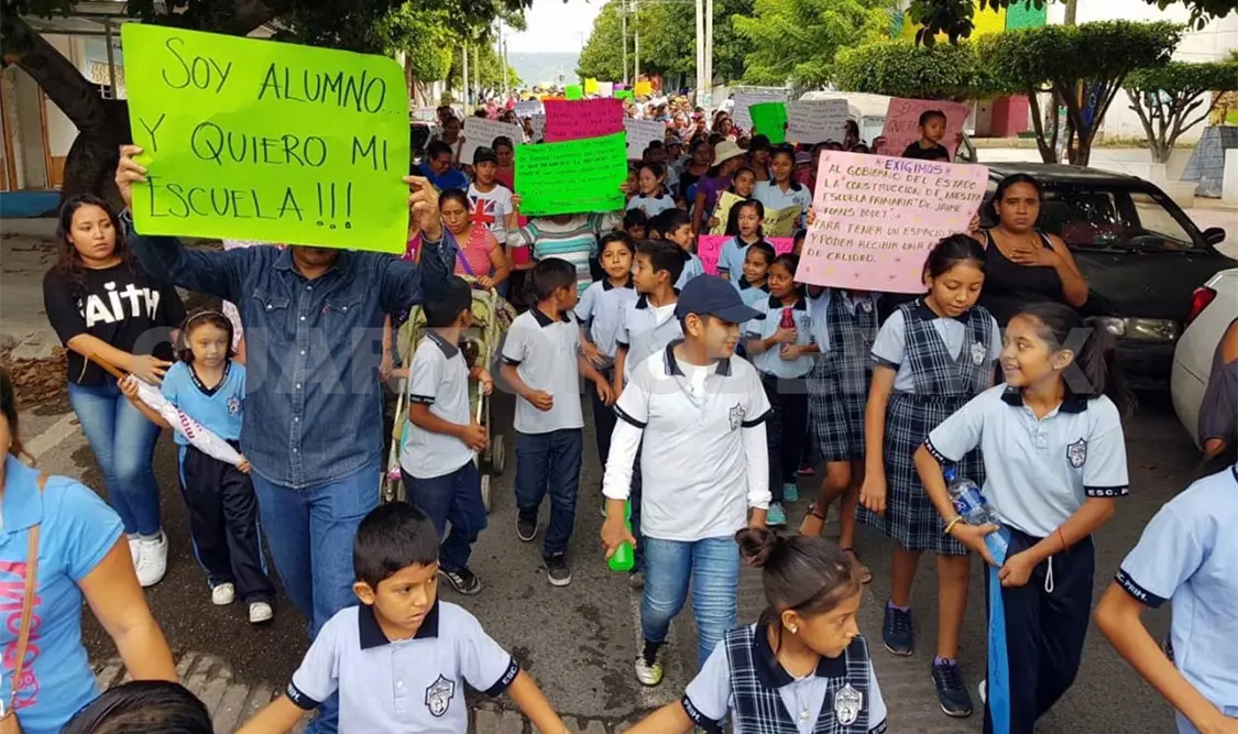 Padres, alumnos y maestros de 16 escuelas cierran calles