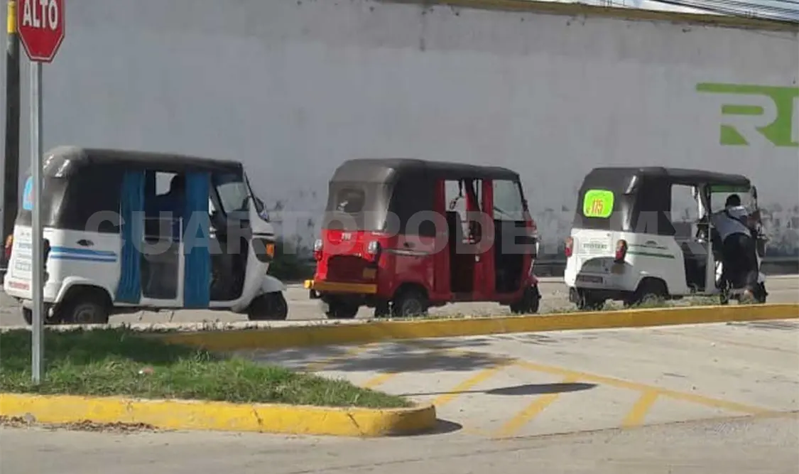 A partir de ahora los mototaxistas ya no podrán permanecer esperando pasaje en el estacionamiento de la plaza comercial. Dalia Villatoro / CP