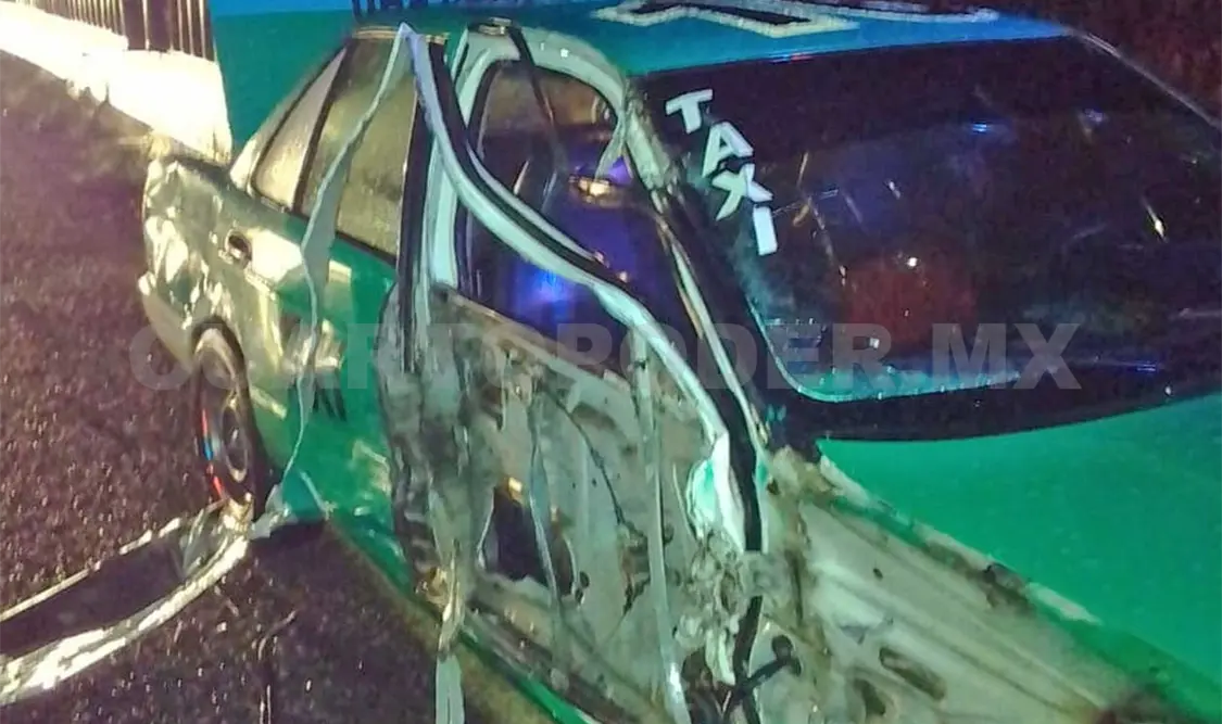En contra del camellón central de la carretera Costera terminó incrustado un taxi sobre el tramo carretero Tapachula-Huixtla. Rafael Victorio / CP