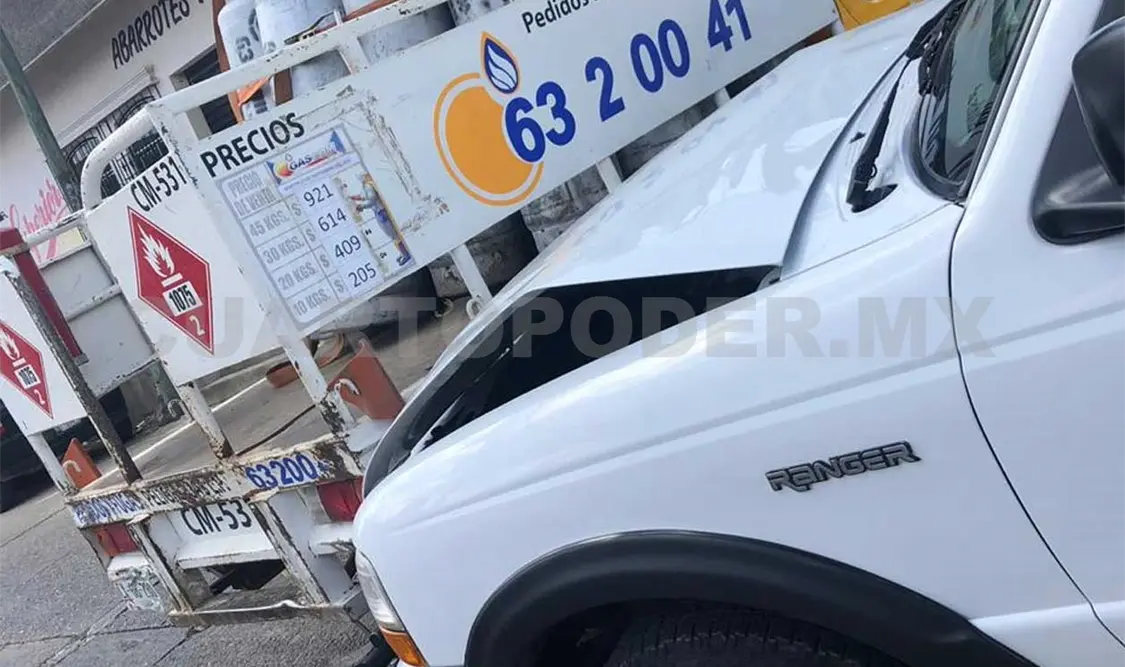La mala maniobra de la camioneta provocó el choque contra el camión repartidor. Flor Cordero / CP