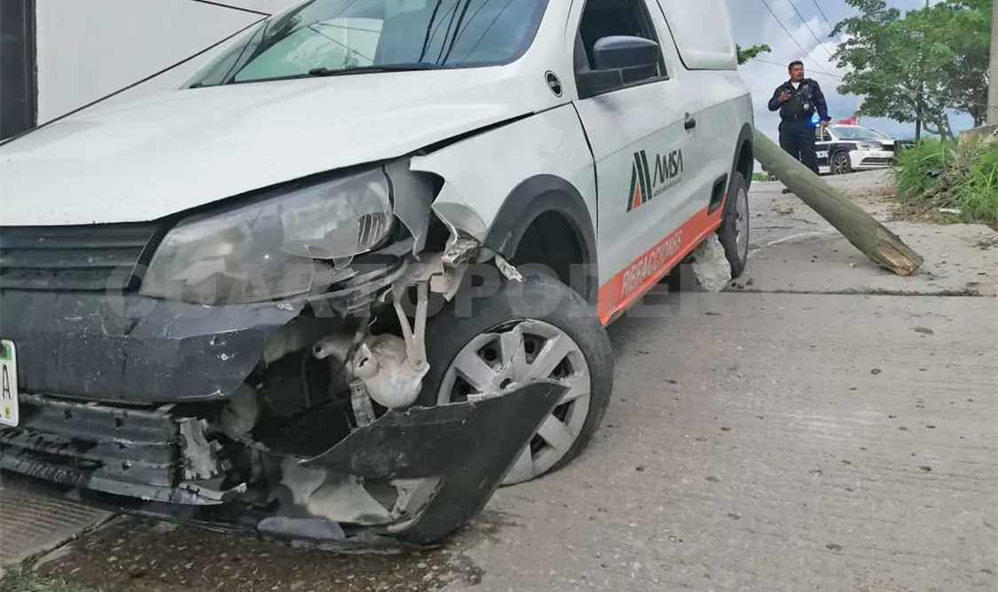 Chofer derriba poste y abandona vehículo