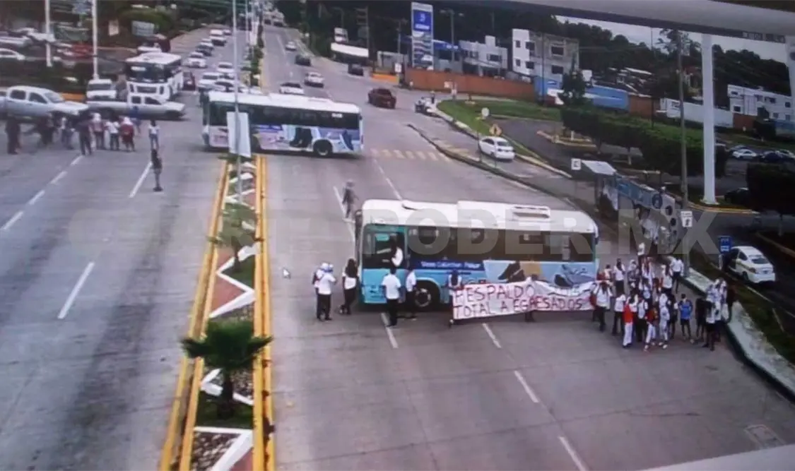 Normalistas bloquean carretera Tapachula-Puerto Madero