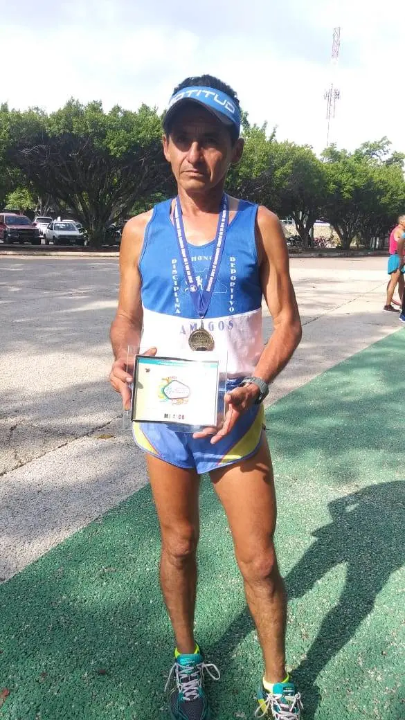 Con este resultado el veterano de 54 años de edad calificó al Mundial; no obstante, espera la certificación de la Federación de Asociaciones de Atletismo. Cortesía