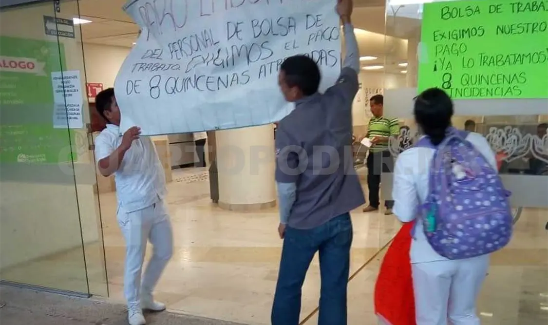 Trabajadores paralizan hospital por falta de pago