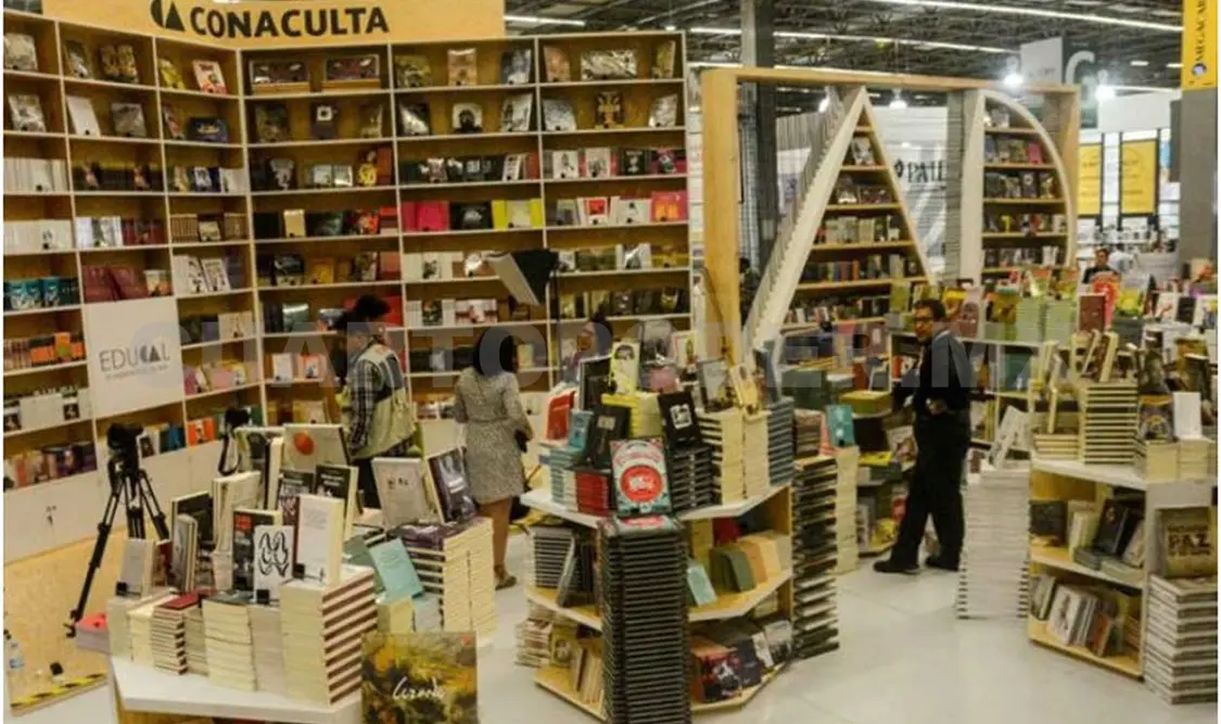 Con esta mesa se pretende hacer visible el trabajo de los escritores mexicanos. Cortesía