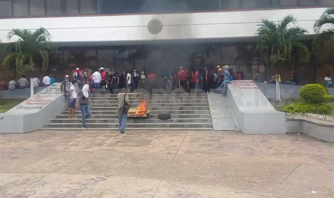 Normalistas vandalizan en presidencia municipal de Tapachula