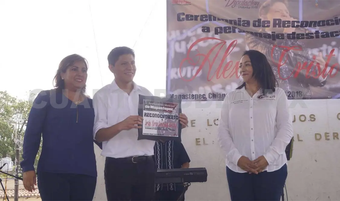 Reconocen a Alexis Cristóbal, cantautor chiapaneco por su trayectoria