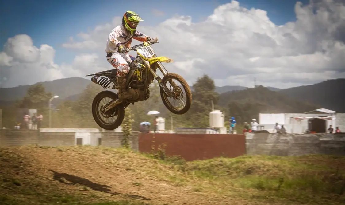 40 pilotos chiapanecos y 15 invitados del sureste buscarán los mejores lugares de la competencia que tiene el aval de la Asociación Chiapaneca de Motociclismo. Cortesía