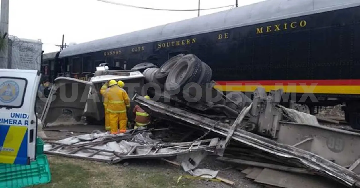 Tren de carga arrastra tráiler