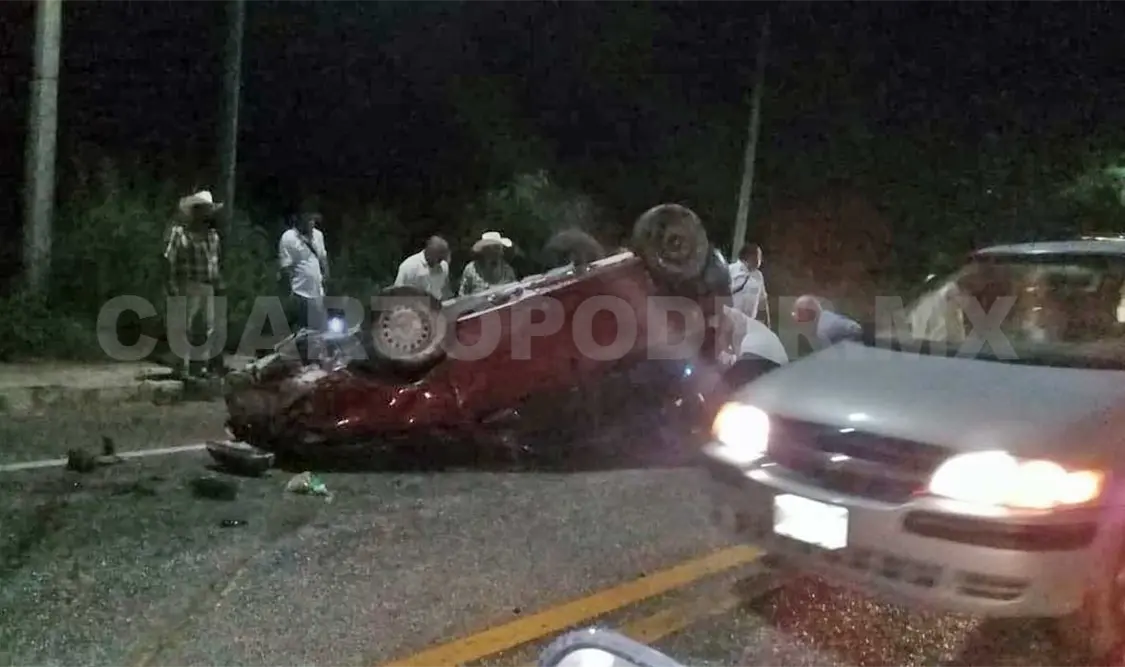 Vehículo vuelca y queda abandonado