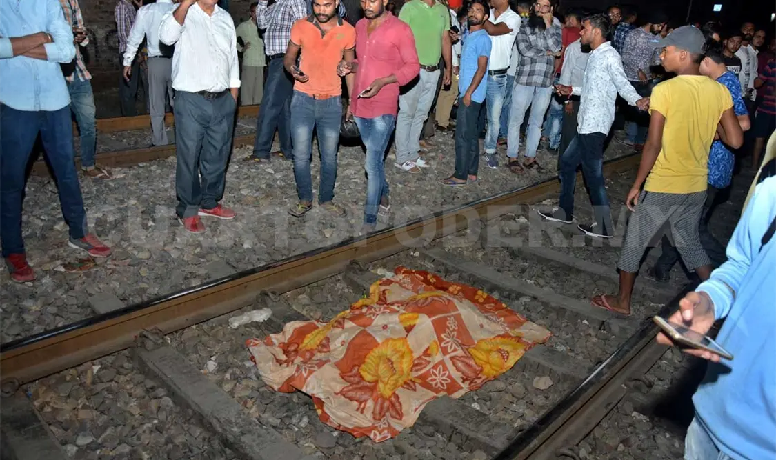 Tren arrolla a multitud; mueren más de 50
