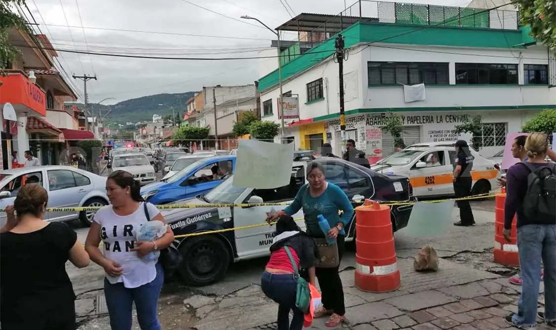 Padres cierran calle por drenaje colapsado