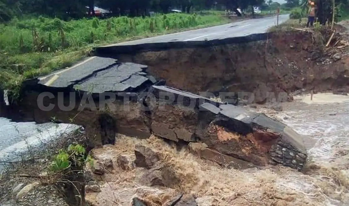 Se inundan 40 viviendas y cae tramo carretero