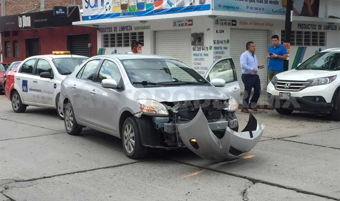 Choque de particulares deja daños materiales