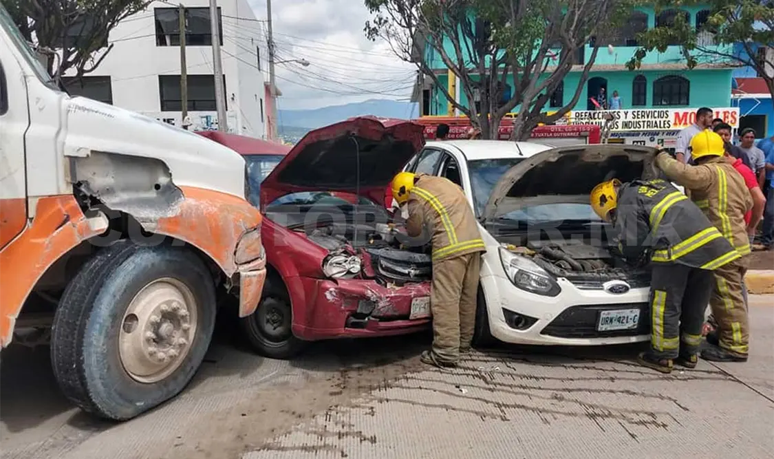 Tres mujeres heridas en aparatoso accidente sobre el libramiento Sur