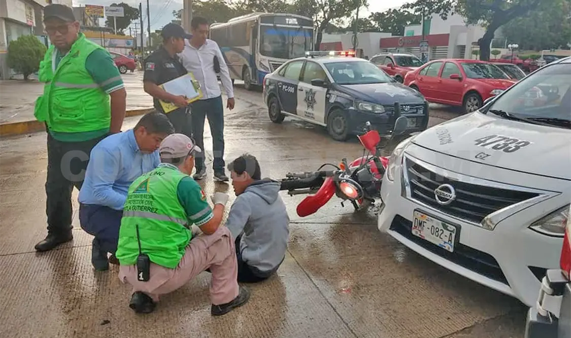Se estrella motociclista contra taxi en bulevar