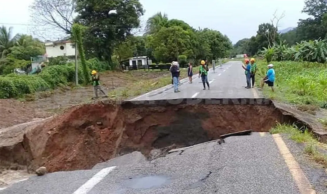 Aspecto del socavón y hundimiento localizado en el km 160+00 de la carretera tramo: Arriaga-Tapachula. Noel Vázquez / CP