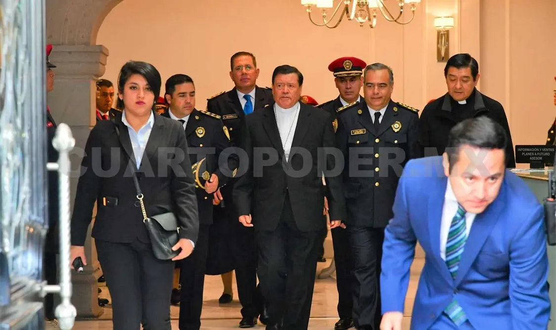 Cardenal acude a funeral de escolta