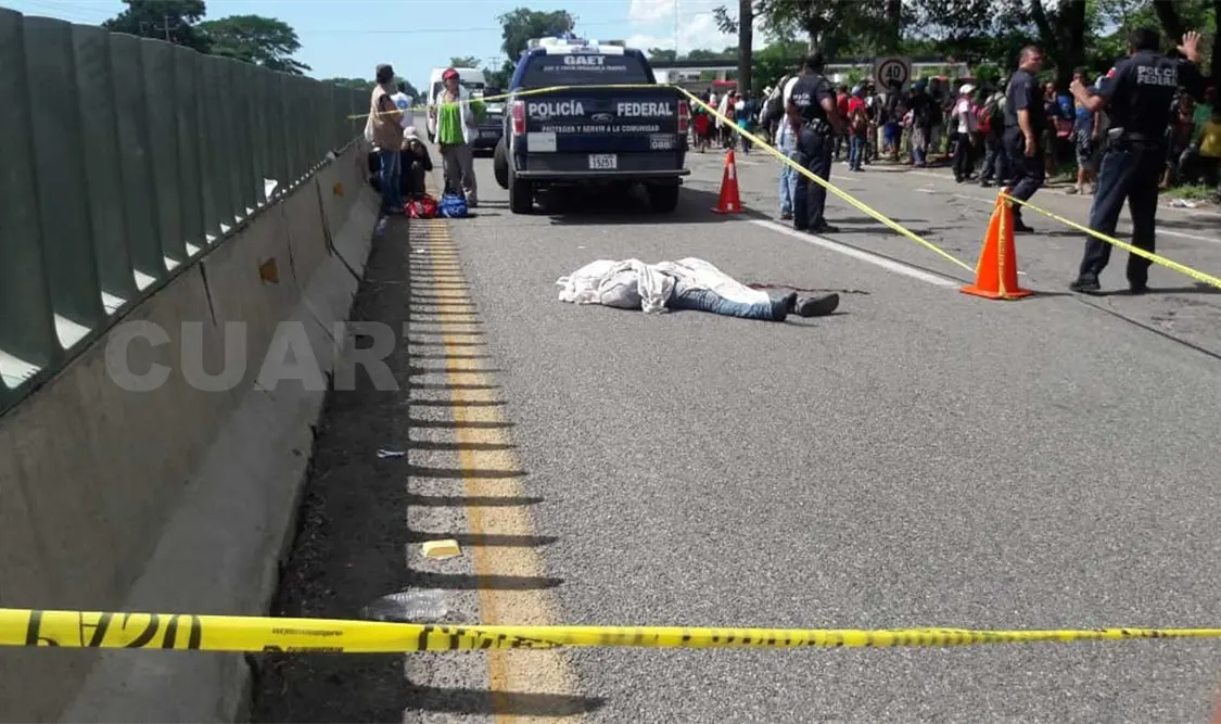 Fallece migrante al caer de vehículo