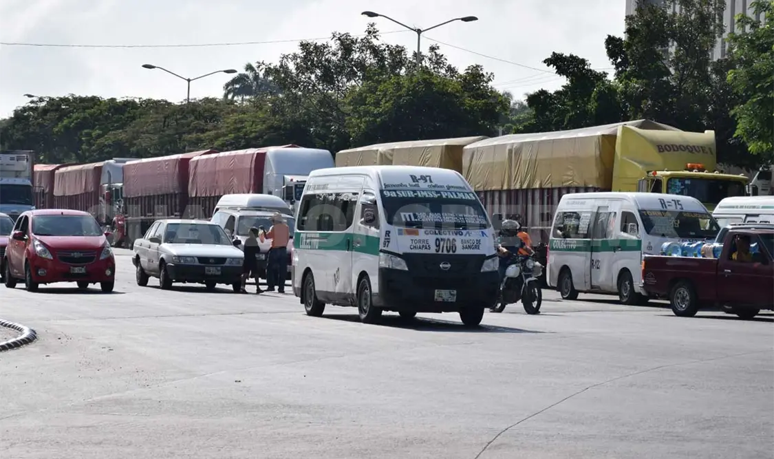 Estacionan tráileres frente a Torre Chiapas