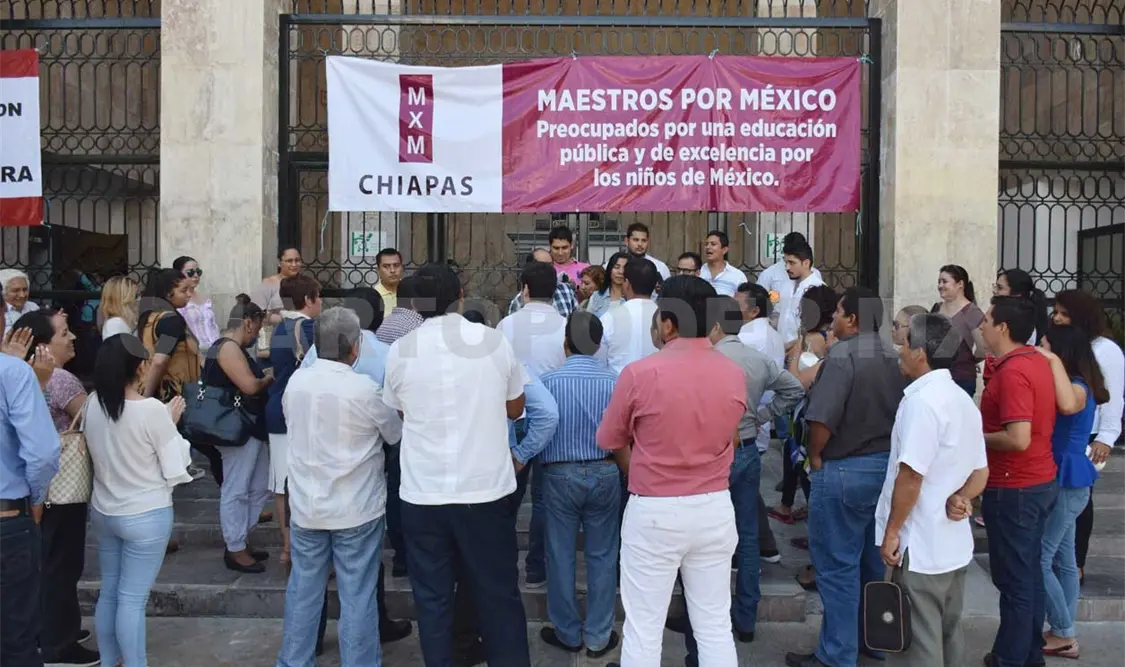Profesores protestan afuera del Congreso