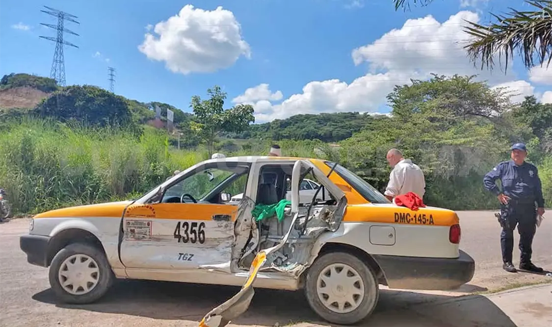 Por ir en sentido contrario destruye taxi; tres heridos