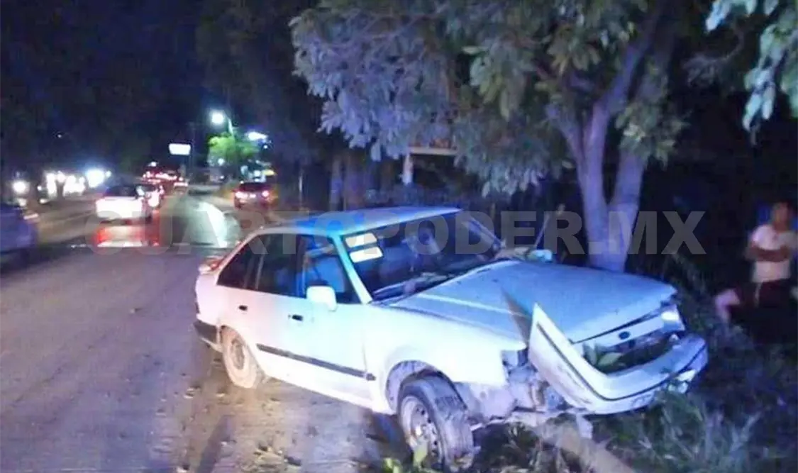 Conductor abandona vehículo tras estrellarse