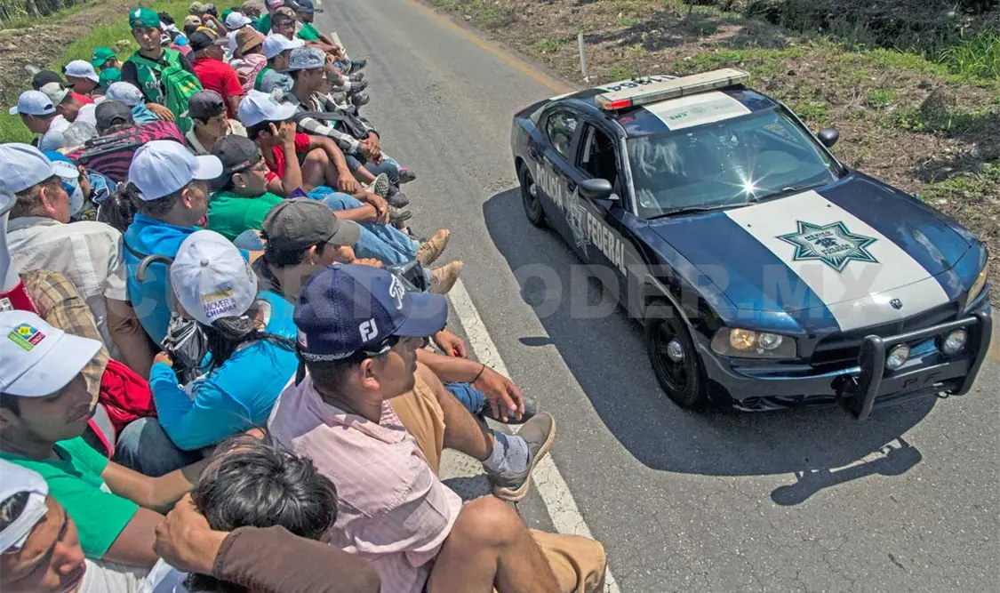 Caravana avanza entre caminata y “aventón”