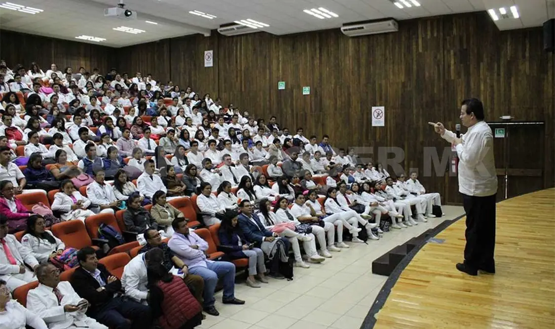 Hernán León, presenta conferencia en la Unich
