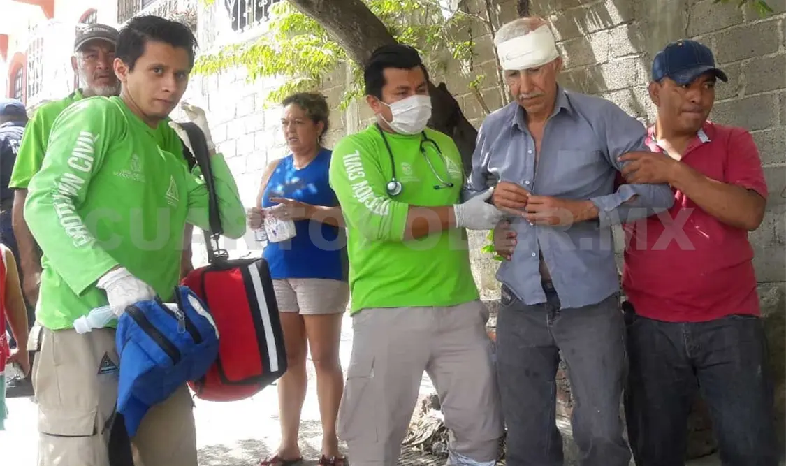 Se desplomó de banqueta y terminó hospitalizado