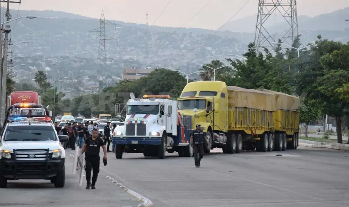 Desalojan a transportistas del libramiento sin pagarles