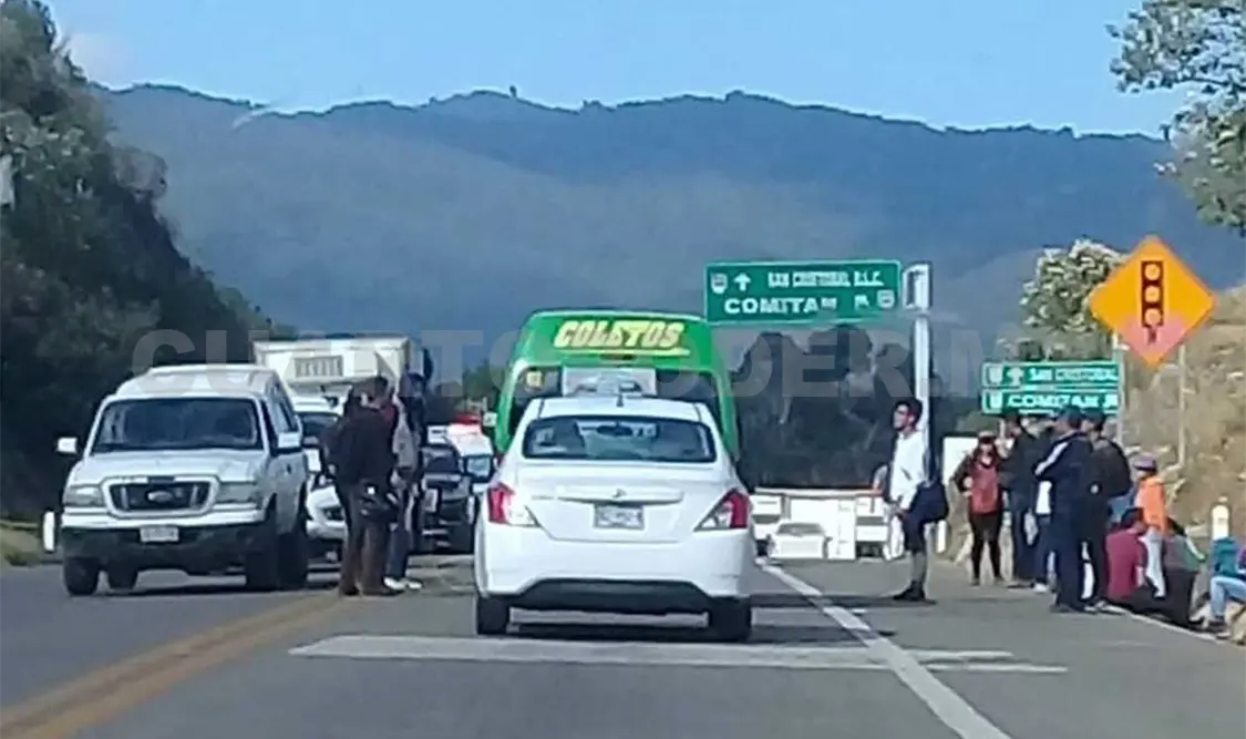 Normalistas realizaron bloqueo