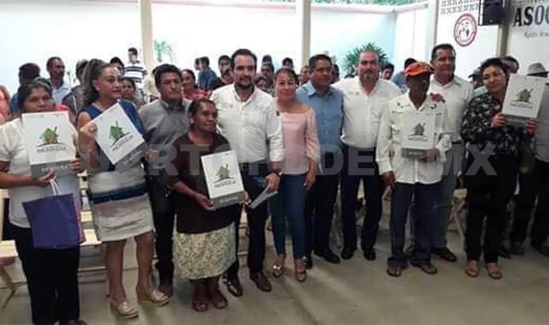 INSUS entrega escrituras a familias