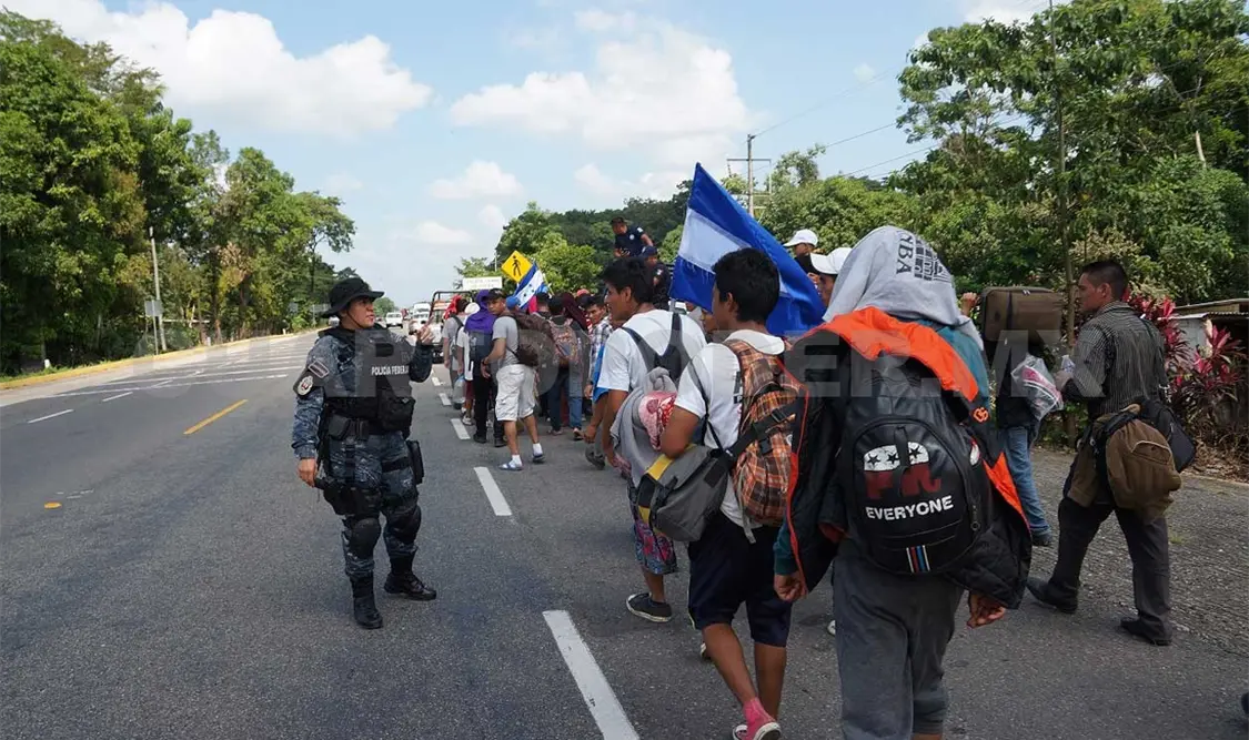 Detienen a migrantes que caminaban hacia Tapachula