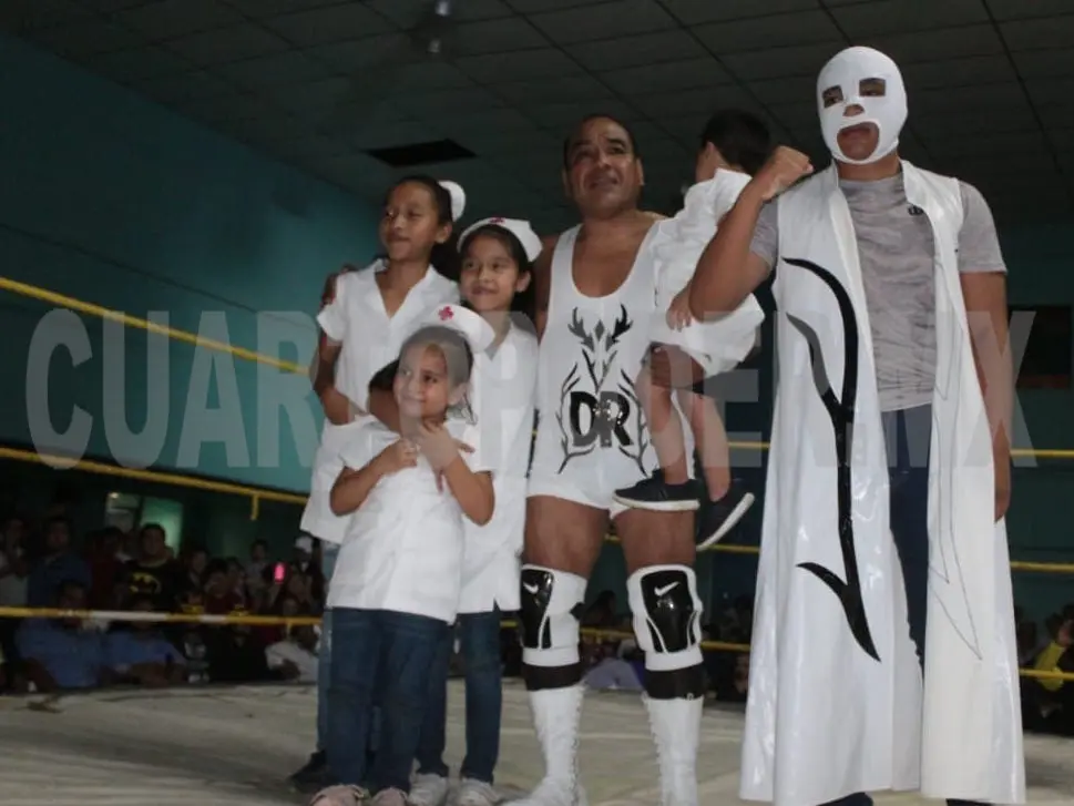 El galeno estuvo acompañado, en su última lucha como profesional, por su familia. Cortesía