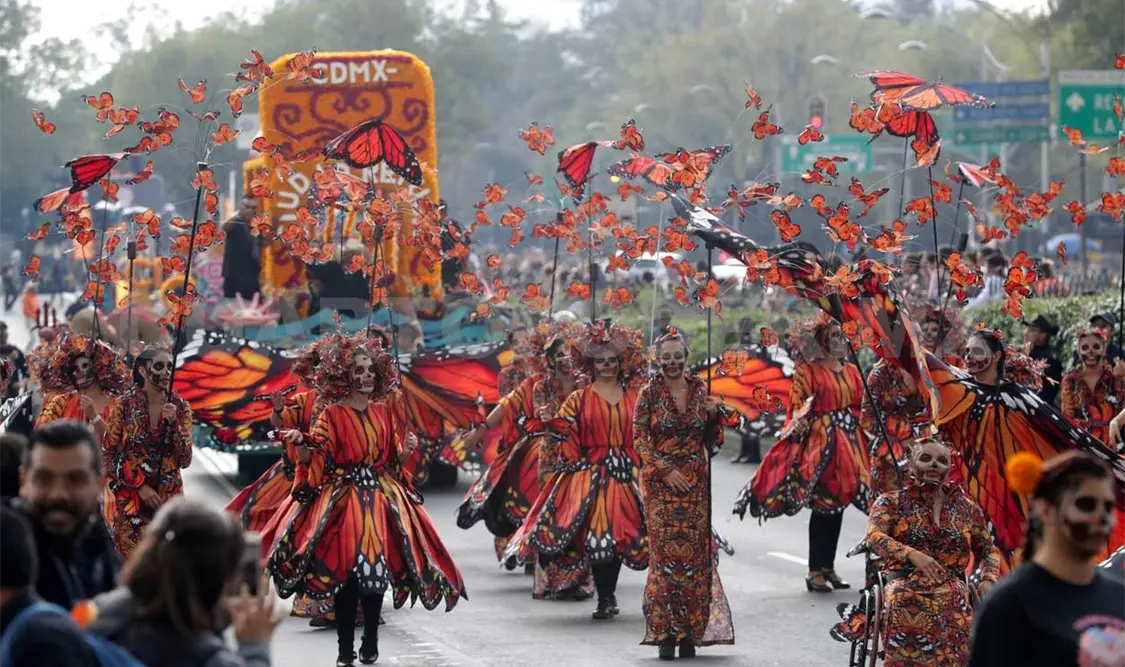 Realizan desfile de Día de Muertos