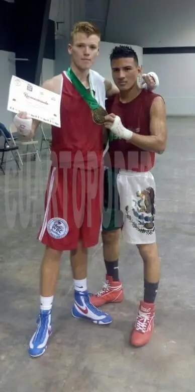 El inglés Ross Driscoll y el chiapaneco Fredy Villatoro, al finalizar su combate. Cortesía