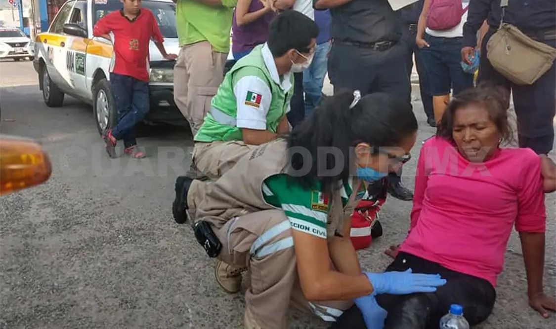 Paramédicos de Protección Civil Municipal arribaron para la valoración de la fémina, sin embargo no fue necesario su traslado a un hospital. Edberg Mayorga / CP