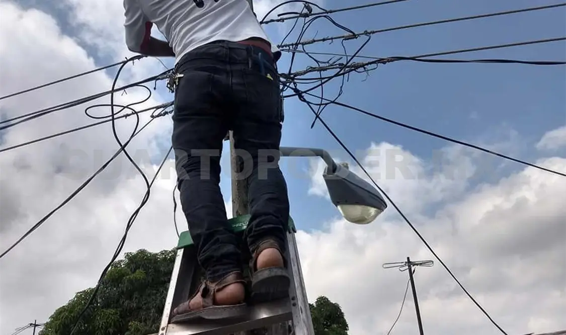 Vecinos resuelven negligencia de la CFE
