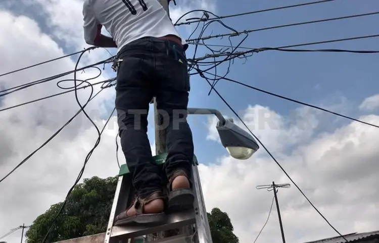 Vecinos resuelven negligencia de la CFE