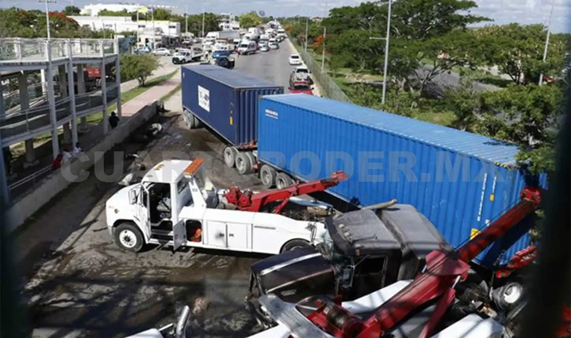 Tráiler provoca choque múltiple en carretera