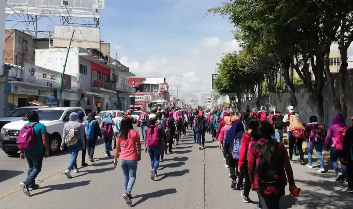 Marchan alumnos de la “Jacinto Canek”