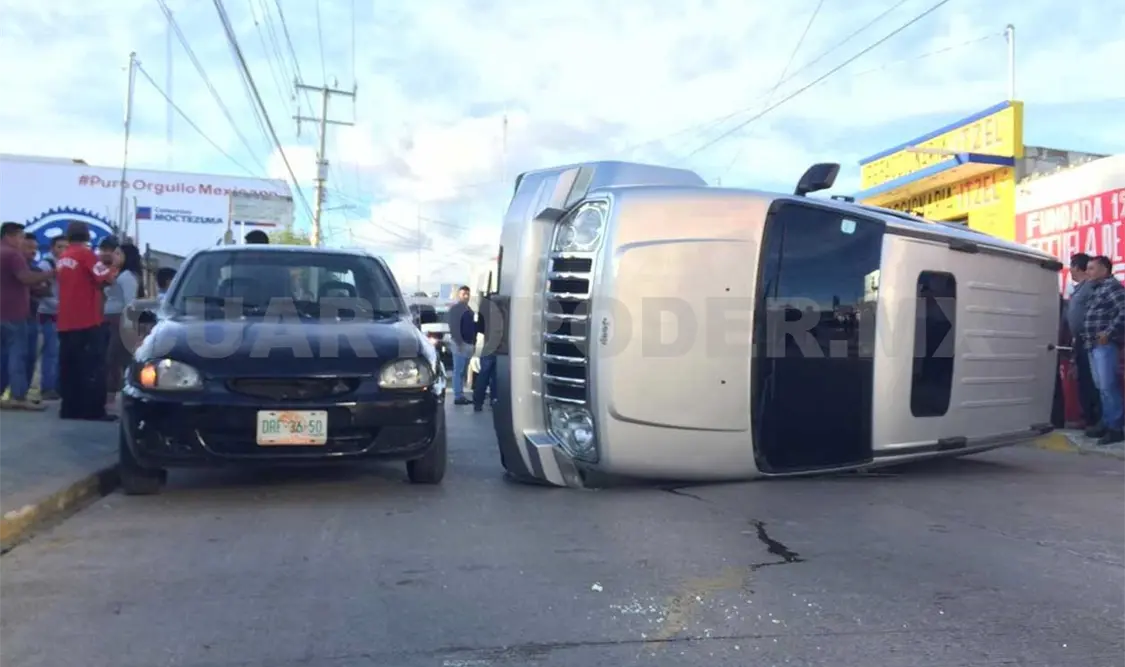 Vuelca lujosa camioneta al chocar con un sedán