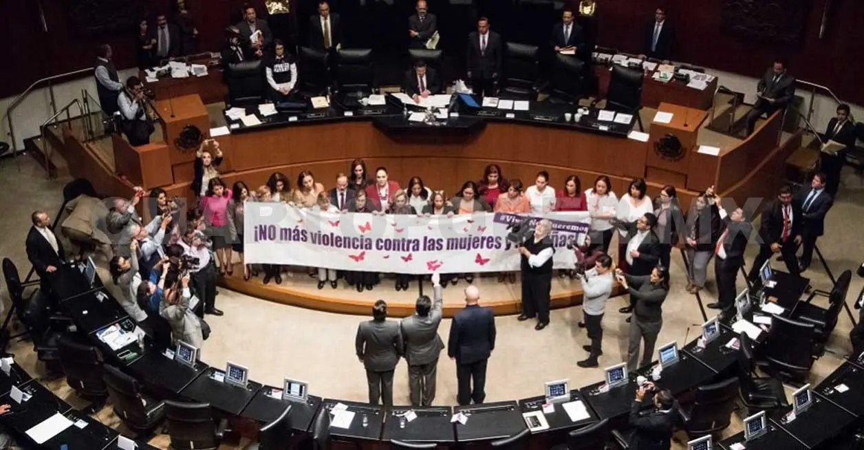 Acude exesposa de Castañón al Senado