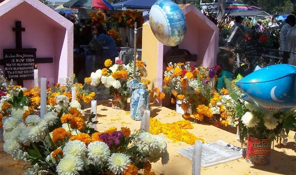 Los altares fueron decorados con la tradicional flor de cempasúchil y veladoras. CP