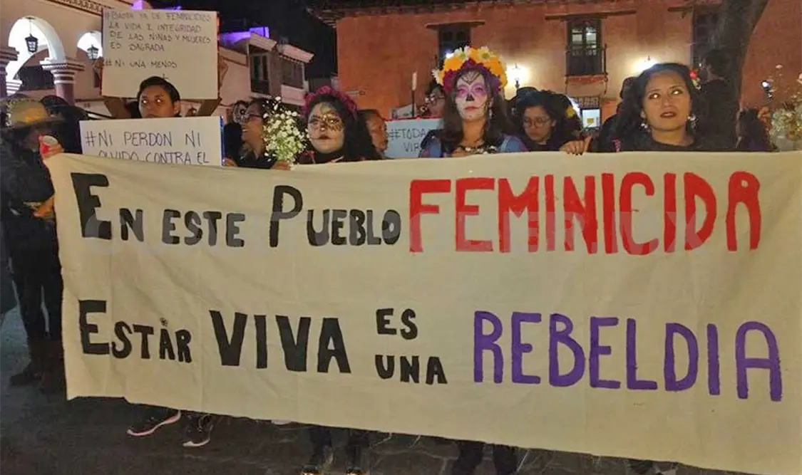 Activistas de diferentes organizaciones sociales, vestidas de catrinas se movilizaron por las calles de San Cristóbal. Manuel Martínez / CP