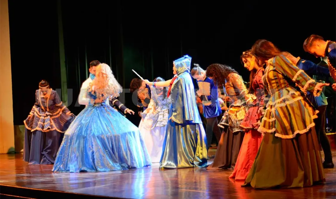 Los actores que recrean Cinderella.