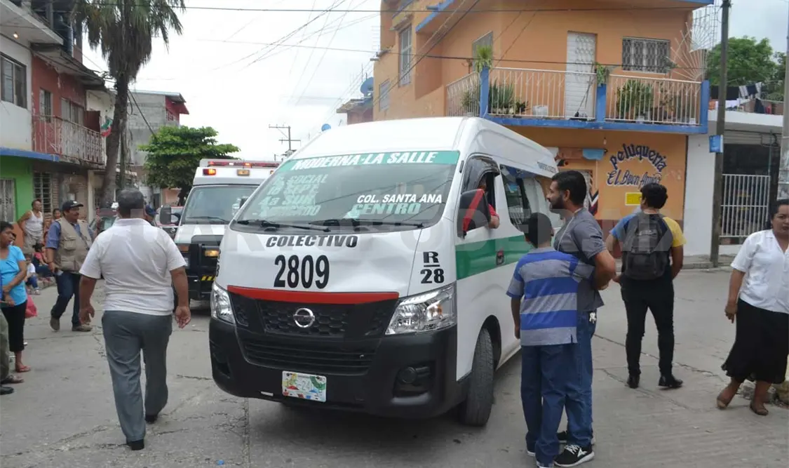Peatones, impactados por veloz ruletero