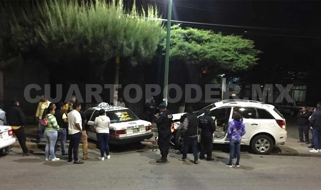 Taxi choca contra una camioneta en bulevar